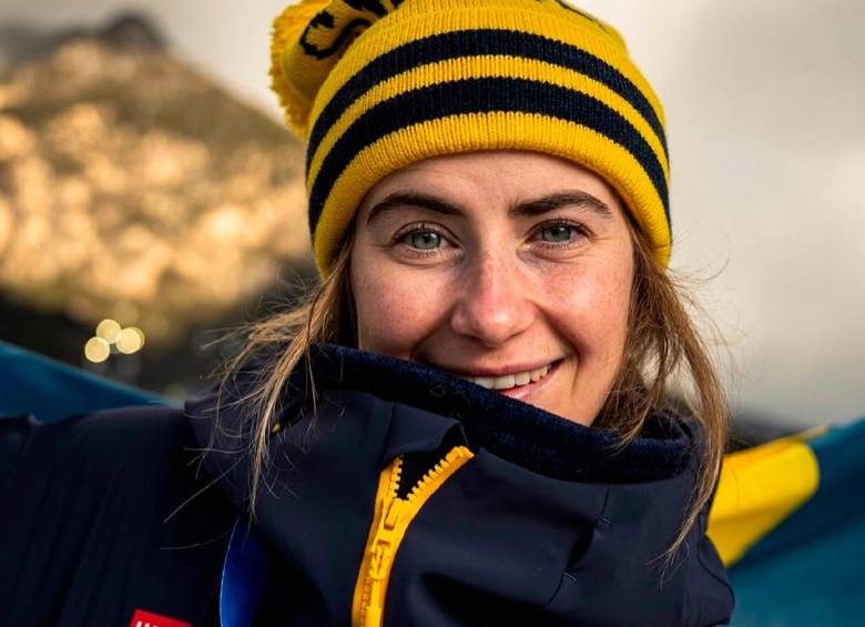 La sueca Ebba Andersson denunció que luego de ganar la plata en esquí de fondo, esta se le cayó y se le partió en dos. FOTO INSTAGRAM ANDERSSON