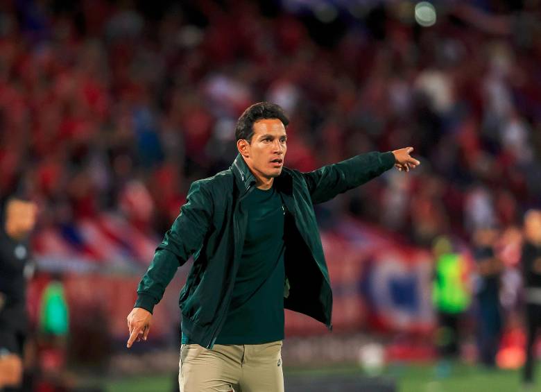 El técnico Diego Arias durante el clásico frente al Medellín. FOTO CAMILO SUÁREZ