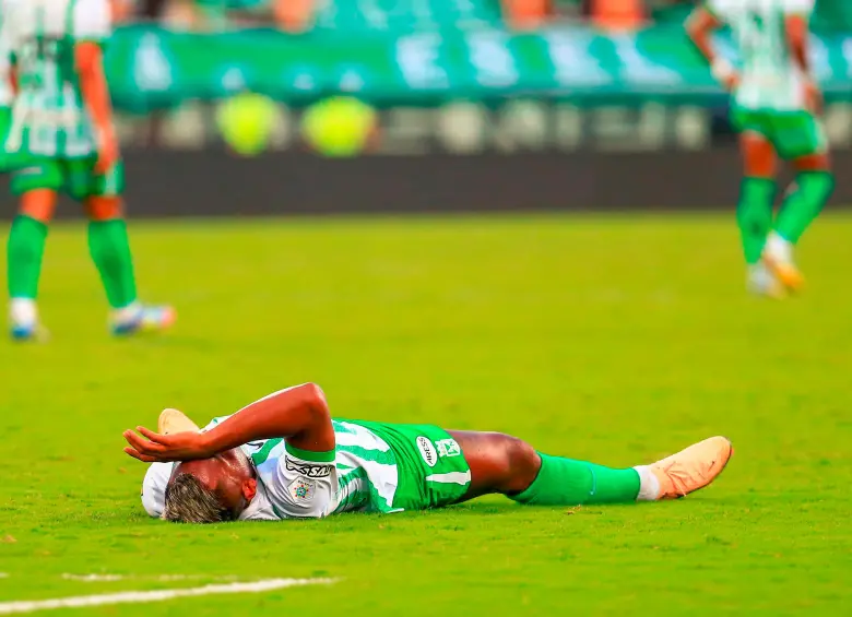 La impotencia que muestra esta imagen de Alfredo Morelos es la que siente hoy el hincha verde con el nivel del equipo. FOTO CAMILO SUÁREZ