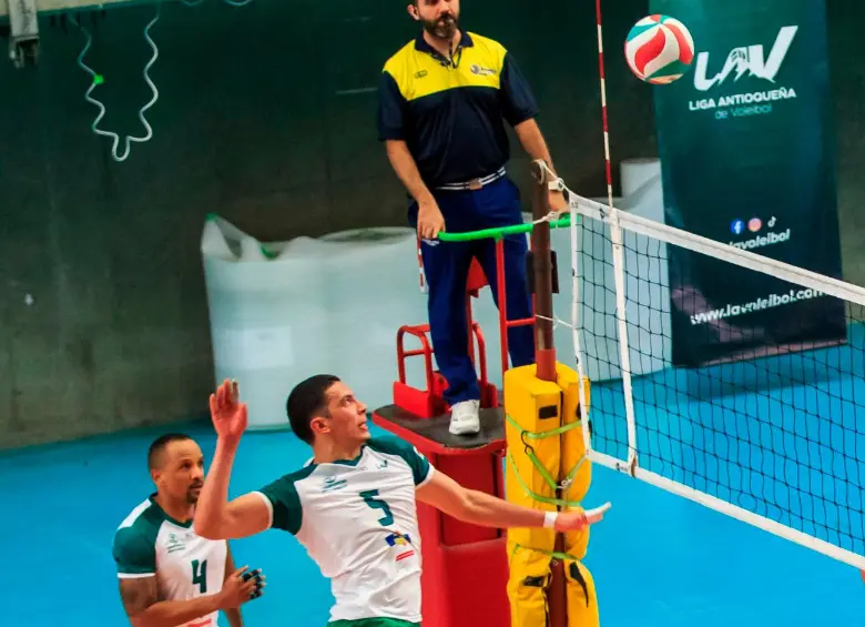 Santiago Ruiz (5), jugador paisa con experiencia internacional. Ha sido medallista con Colombia. Aquí, en el triunfo para avanzar a semifinales. FOTO CAMILO SUÁREZ