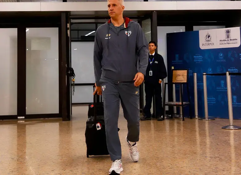 El técnico de Sao Paulo, Hernán Crespo, tras su arribo al aeropuerto de Rionegro. FOTO SAO PAULO