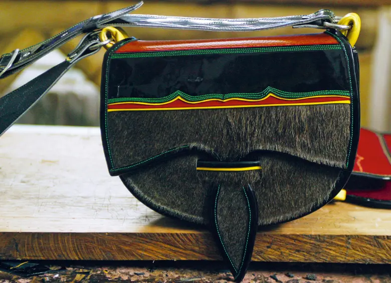 El carriel hizo parte de los aparejos de viaje de los arrieros antioqueños. Ahora hace parte de un selecto grupo de emblemas de la colombianidad . FOTO julio herrera