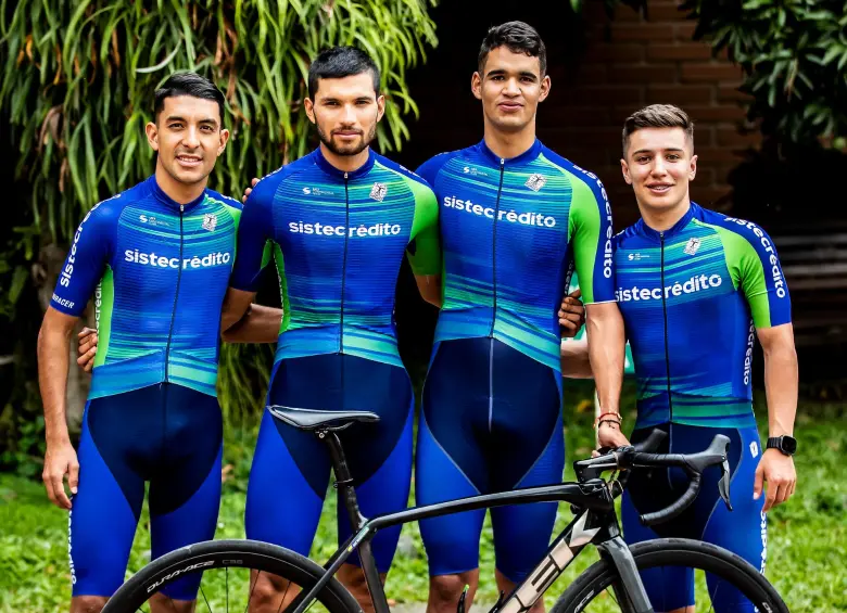 Sebastián Castaño, del equipo Sistecrédito (a la izquierda de la pantalla), es uno de los mejores escaladores del pelotón nacional de pedalismo. FOTO: JAIME PÉREZ