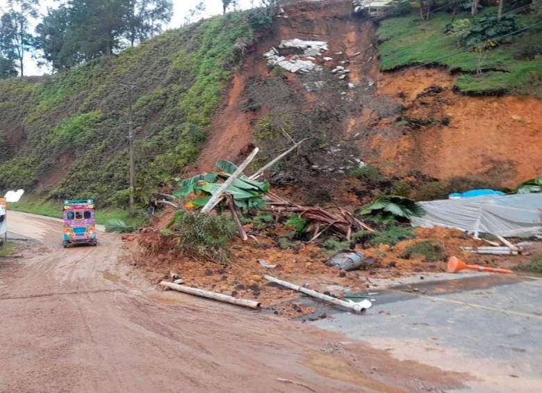 En la vía entre El Peñol y Guatapé se han presentado varios derrumbes en las últimas horas. FOTO: GOBERNACIÓN