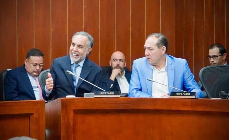 Benedetti (izquierda) dijo que el Gobierno ve “con buenos ojos” la resucitada reforma laboral. Pidió que incluya derechos progresivos para la clase trabajadora. FOTO: MININTERIOR