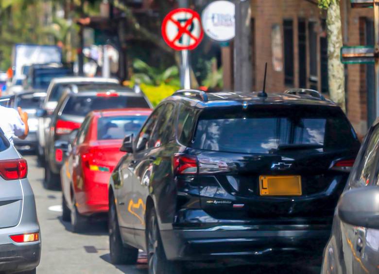 Alcaldía de Sabaneta advirtió que los únicos autorizados para cobrar por parqueo son los operarios de parquímetros. FOTO Camilo Suárez