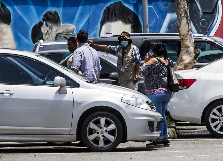 Descripción: Parqueaderos de la Unidad Deportiva Atanasio Girardot, sector de las canchas de tanis de campo. La alcaldía de los quiere quitar para entregarlos a una entidad privada. Personajes: Hernando Antonio Henao (AMTAG). Fecha de evento: 23/03/2022. Foto: Julio César Herrera Echeverri.