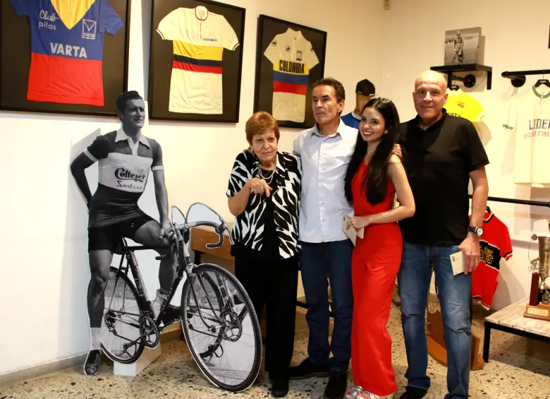 Doña Cecilia Hurtado, la esposa de Ramón (él en cartón de manera omnipresente), su nieta María Camila Hoyos, el anfitrión Federico Vélez y Álvaro Hoyos, en el homenaje de Safetti. FOTO cortesía Gabriel Buitrago 