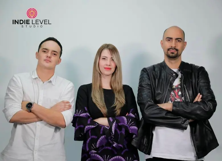 Juan Lopera, Sara Giraldo y Mauricio Betancourt, cofundadores de Indie Level, el estudio colombiano que hizo historia al ingresar al programa Indie Games Fund 2025 de Google Play. FOTO cortesía Indie Level Studio