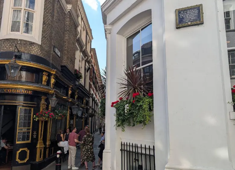 En el número 5 de St Andrew’s Hill hay una placa que señala que Shakespeare “compró alojamiento en la casa de la puerta de Blackfriars, ubicada cerca de este sitio”. Gracias al hallazgo, la palabra “cerca” puede retirarse, pues la placa está sobre el lugar exacto. FOTO Leonardo Bautista archivo particular