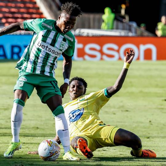 En la imagen aparece Édier Ocampo durante el empate sin goles con Bucaramanga. FOTO JAIME PÉREZ
