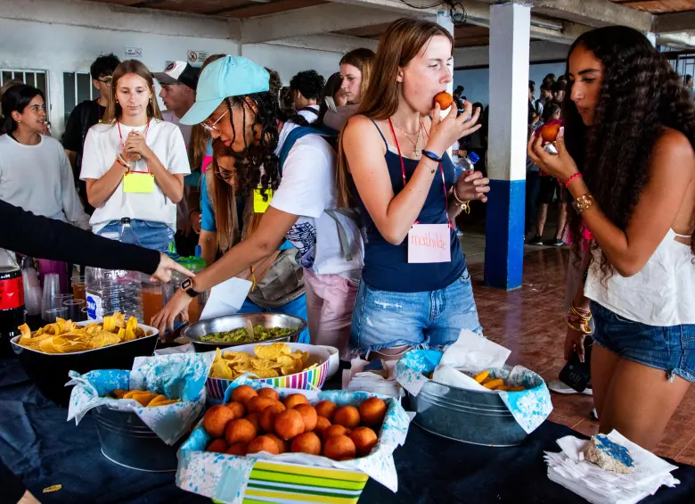 Estudiantes franceses visitan un colegio de Manrique, en Medellín, como intercambio cultural y de saberes