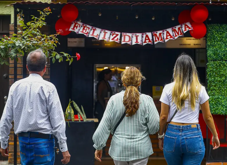 El Día de la Madre, aunque emotivo, es también una de las temporadas de mayor consumo del año, y muchos gastos se hacen sin planificación. Foto: Manuel Saldarriaga