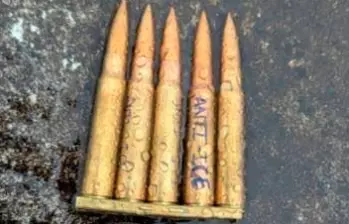 Estas eran las balas marcadas que portaba el francotirador que atacó el centro de detención de migrantes en Dallas, Texas. FOTO: CORTESÍA @FBIDirectorKash.