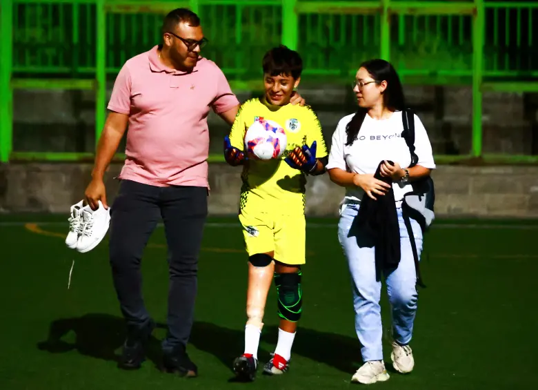 Matías Chica, el niño que, sin un pie, rompe barreras en el fútbol antioqueño: esta es su historia