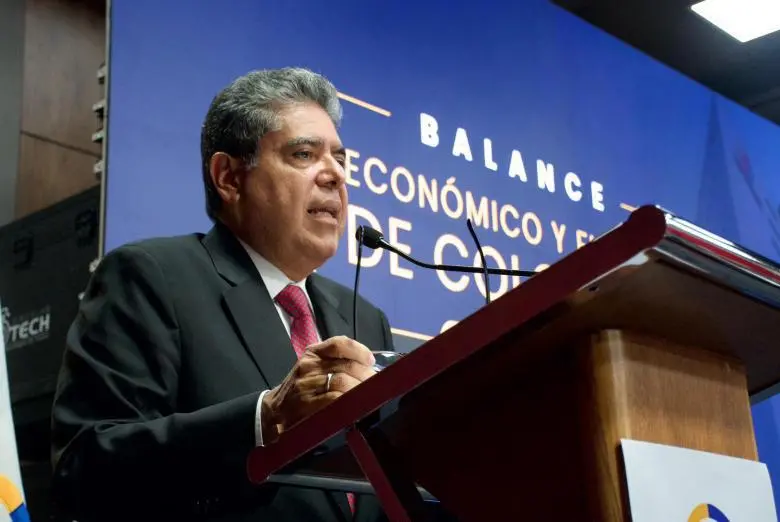 El contralor Carlos Hernán Rodríguez presentó el balance fiscal durante un foro económico. FOTO CONTRALORÍA GENERAL DE LA REPÚBLICA.