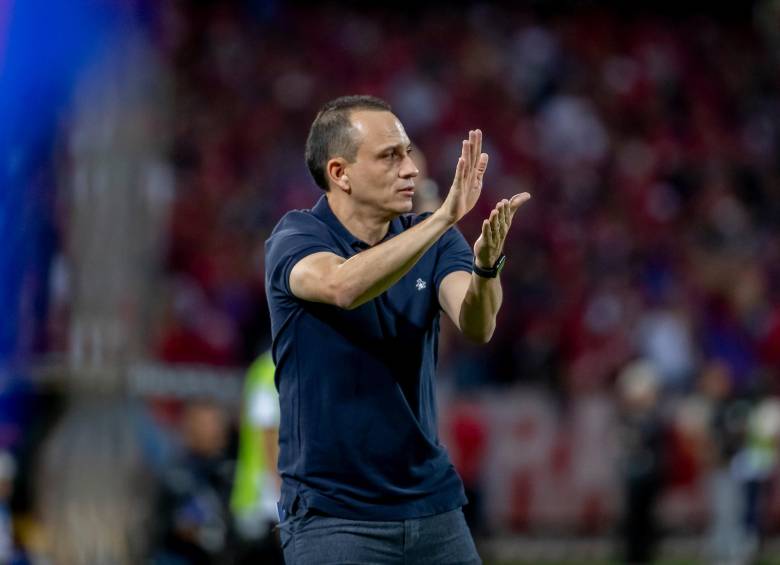 Alejandro Restrepo llegó al DIM en agosto del 2024. Este jueves cumplirá un año al frente del elenco rojo. Lo llevó a la final del Apertura 2025. También jugó cuartos de la Sudamericana. FOTO Juan Antonio Sánchez
