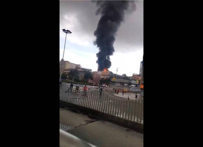 Imágenes del incendio reportadas por los ciudadanos en el centro de la capital. FOTO REDES SOCIALES Imágenes del incendio reportadas por los ciudadanos en el centro de la capital. FOTO REDES SOCIALES