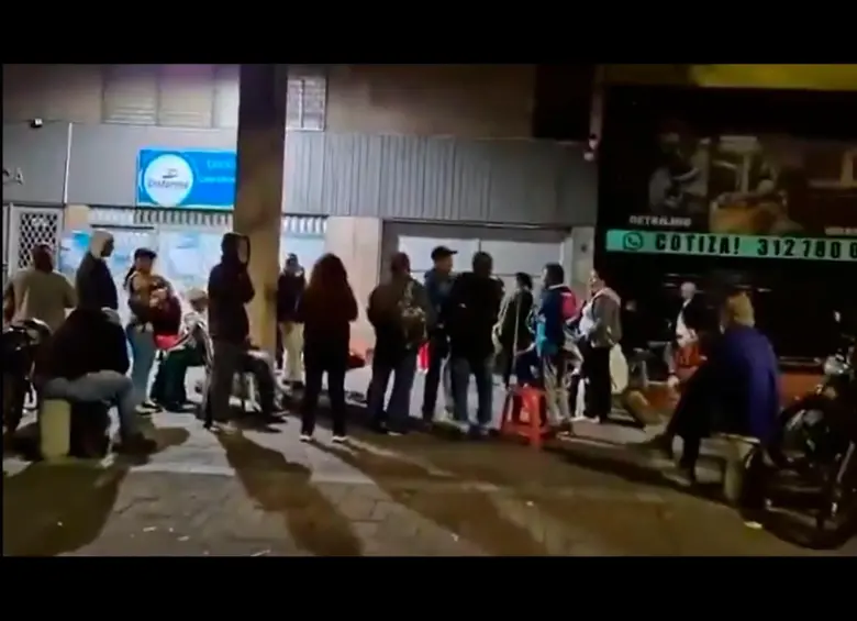 Usuarios haciendo filas desde la madrugada del viernes pasado intentando acceder a sus medicamentos. FOTO CAPTURA DE VIDEO