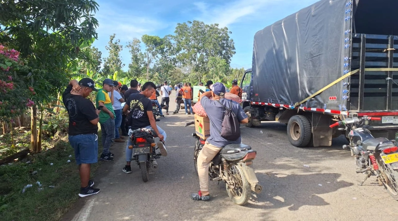 El bloqueo entre San Juan de Urabá y Montería que, indican los campesinos, no cesará hasta llegar a un acuerdo con el Gobierno Nacional. FOTO: imagen tomada de redes sociales.