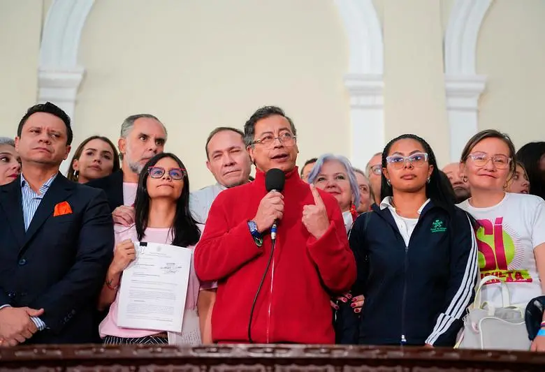 El jefe de Estado radicó la solicitud de la consulta el pasado 1 de mayo. El Senado discutirá su conveniencia el próximo 13 de mayo. FOTO: PRESIDENCIA