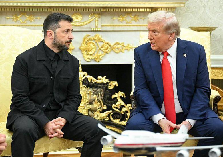 El presidente ucraniano, Volodímir Zelenski, y su homólogo estadounidense, Donald Trump, se saludan en la Casa Blanca antes de iniciar conversaciones clave FOTO getty