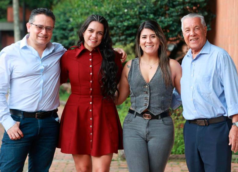 Latina Stéreo fue fundada el 31 de octubre de 1985. Antes de ser solo salsera, programaba bossa nova y jazz. En la imagen, de izquierda a derecha, Diego Aranda, director de Latina, Dany Gallego, Mary Sánchez y Jairo Luis García, locutores de la emisora. FOTO: Manuel Saldarriaga.