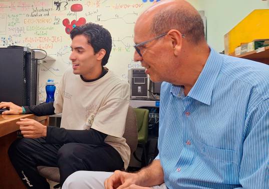 El profesor Albeiro Restrepo (izquierda) y el estudiante Jhoan Londoño (derecha) lideraron desde la UdeA el estudio sobre moléculas insaturadas en el espacio. FOTO cortesía Universidad de Antioquia