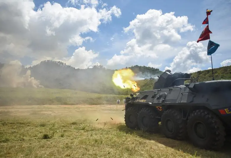 Un vehículo blindado de la Fuerza Armada Nacional Bolivariana (FANB) realiza un ejercicio de tiro durante una jornada de adiestramiento en el Fuerte Tiuna, en Caracas, Venezuela, el 13 de septiembre de 2025. El presidente de Venezuela, Nicolás Maduro, convocó el viernes una masiva jornada de adiestramiento en 312 cuarteles y unidades militares en todo el país. FOTO: Xinhua