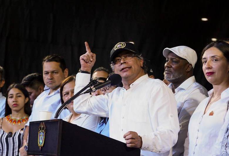 Desde Cali, el mandatario arreció en su discurso y defendió que hayan acudido a la consulta popular vía decreto, lo que en la práctica implica desconocer la decisión del Senado. FOTO: PRESIDENCIA