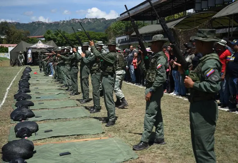 Integrantes de la Fuerza Armada Nacional Bolivariana (FANB) participan en una jornada de adiestramiento en el Fuerte Tiuna, en Caracas, Venezuela, el 13 de septiembre de 2025. El presidente de Venezuela, Nicolás Maduro, convocó el viernes una masiva jornada de adiestramiento en 312 cuarteles y unidades militares en todo el país. FOTO: Xinhua