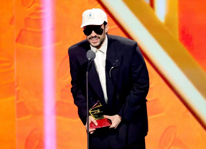 Bad Bunny recibió el primer premio de la noche de los Latin Grammy en la gala televisada. FOTO Getty