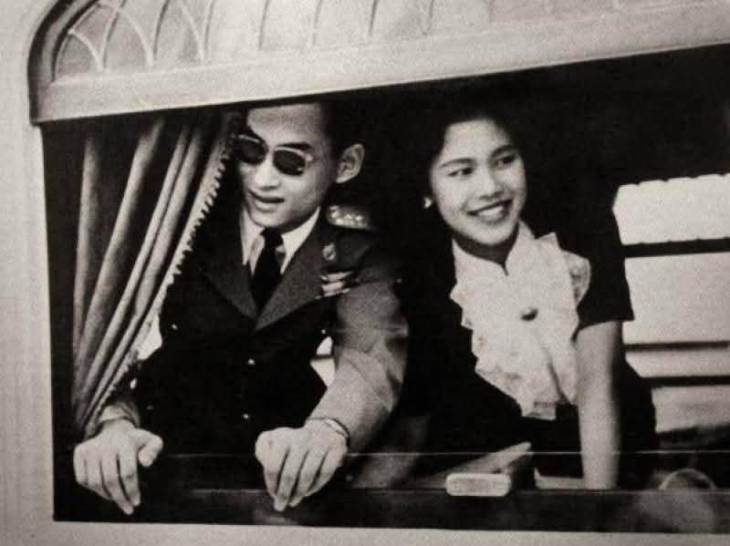 <span class="mln_uppercase_mln">Sirikit</span><b><span class="mln_uppercase_mln"> junto a su esposo Bhumibol Adulyadej, el monarca con el reinado más largo en la historia de Tailandia. Ejerció como reina consorte desde 1950 hasta la muerte del rey en 2016. FOTO: REDES SOCIALES</span></b> <span class="mln_uppercase_mln">Sirikit</span><b><span class="mln_uppercase_mln"> junto a su esposo Bhumibol Adulyadej, el monarca con el reinado más largo en la historia de Tailandia. Ejerció como reina consorte desde 1950 hasta la muerte del rey en 2016. FOTO: REDES SOCIALES</span></b>