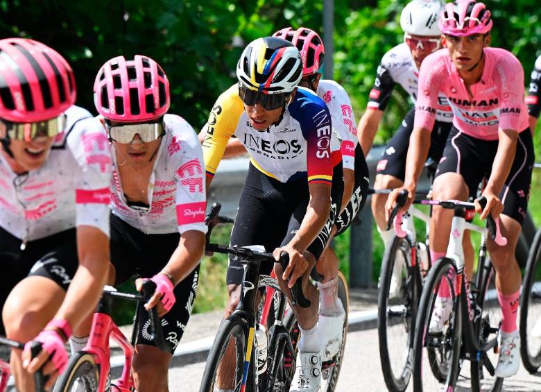 Egan se mantiene fuerte en el Giro. Este viernes y sábado intentará seguir escalando en la general. FOTO: Tomada de X Ineos