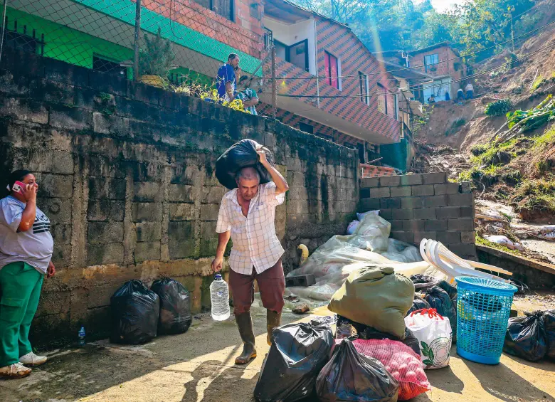 En la zona más crítica del derrumbe, las familias solo alcanzaron a sacar algunos víveres y enseres antes de ser evacuados.