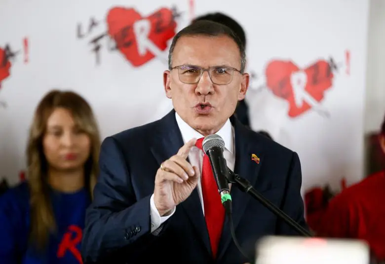 El exsenador lanzó su campaña en el cerro de Monserrate, en el centro de Bogotá. FOTO Colprensa 