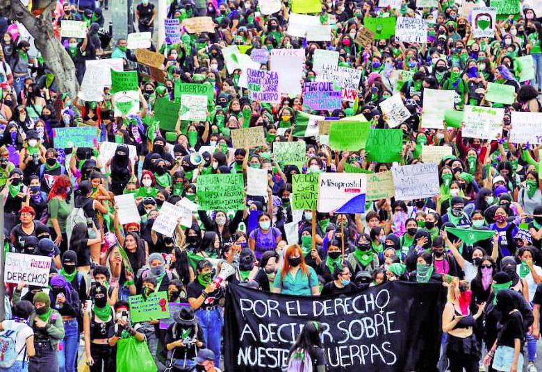 La propuesta, aprobada en primer debate el pasado 23 de mayo en la Comisión Segunda Permanente de Gobierno, plantea la creación de un plan de acompañamiento para mujeres durante el embarazo, la lactancia y el posparto, con énfasis en apoyo psicosocial y salud mental. Foto: AFP