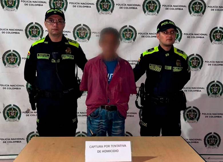 Este hombre fue capturado al ser señalado de prenderle fuego al cambuche donde estaba una mujer en el Barrio Antioquia. FOTO: Cortesía Policía Metropolitana