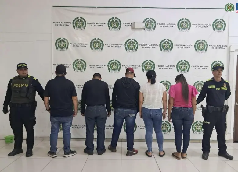Cinco de los capturados de espaldas frente al registro. FOTO: CORTESÍA