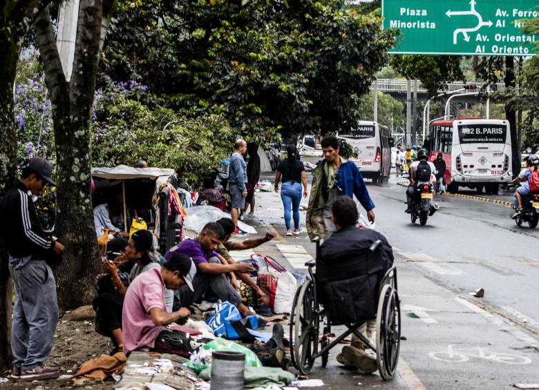 Habitantes de calle se toman los corredores cerca al Museo de Antioquia y la Plaza de Botero. Foto: Julio César Herrera Echeverri.