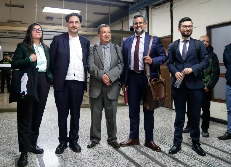 El senador Iván Cepeda junto a la bancada representante de las víctimas en el proceso contra Uribe Vélez. FOTO COLPRENSA