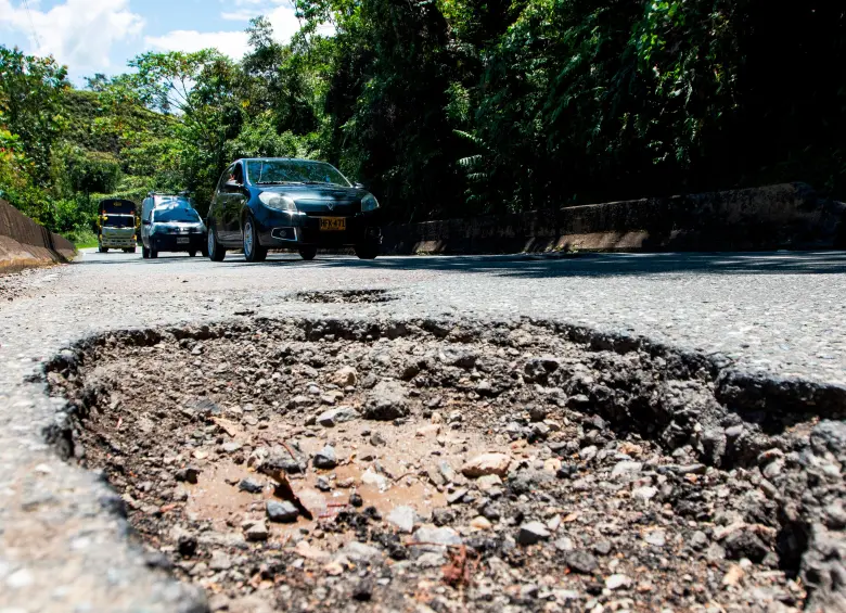 Este es uno de los más de 100 huecos de gran dimensión que se pueden encontrar en los 140 kilómetros de la vía El Santuario-Caño Alegre, además de las ondulaciones y grietas que ponen en riesgo la seguridad de los conductores. FOTO: JULIO CÉSAR HERRERA