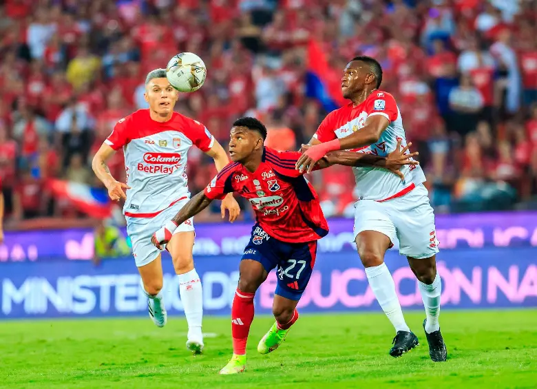 DIM y Santa Fe se enfrentarán nuevamente en una fase decisiva por un cupo a la semifinal. Foto: Camilo Suárez. 