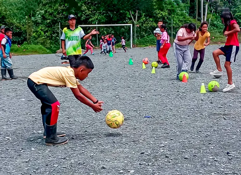 Aurelio, de 31 años, da indicaciones a los niños del resguardo Sever Taparales, en Dabeiba (Antioquia), durante un entrenamiento.FOTO cortesía