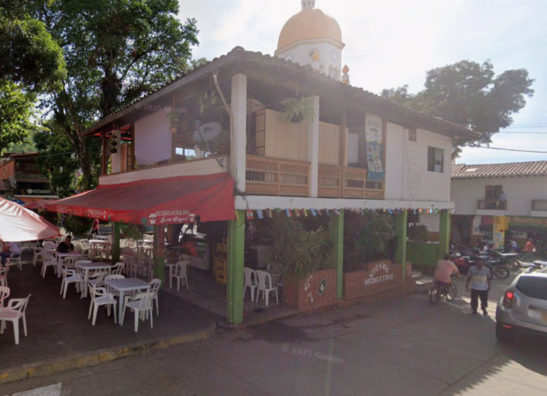 El kiosco municipal de San Rafael, Antioquia, lleva más de 20 años ocupado en un contrato de arrendamiento inválido. Foto: Google Maps