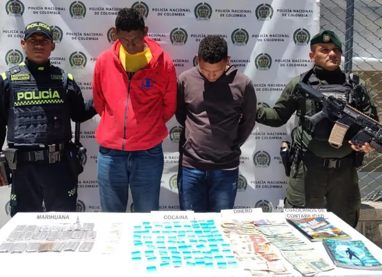 Padre e hijo capturados en El Santuario por tráfico de estupefacientes. FOTO: CORTESÍA POLICÍA