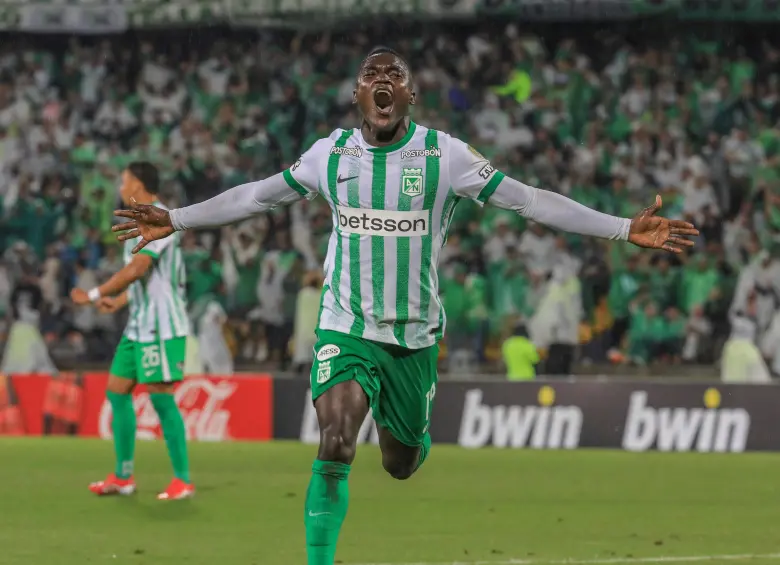 El delantero Kevin Viveros celebra uno de los dos tantos que aportó a Atlético Nacional en la victoria 3-1 ante Internacional. FOTO: Juan Antonio Sánchez