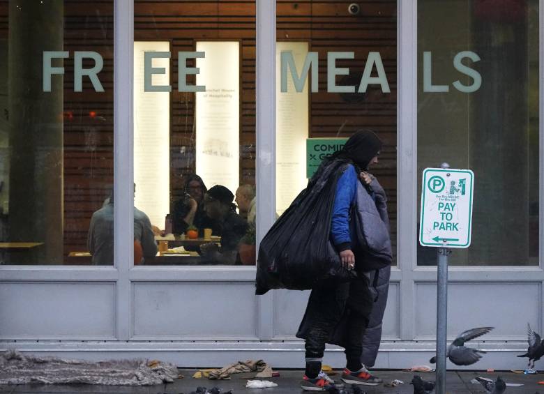 <span class=mln_uppercase_mln>Una</span><b><span class=mln_uppercase_mln> persona sin hogar frente a un centro de distribución de comida gratuita, en Portland, Estados Unidos. El cierre del gobierno provocó el cese de beneficios alimentarios a millones de personas. FOTO: Xinhua</span></b>