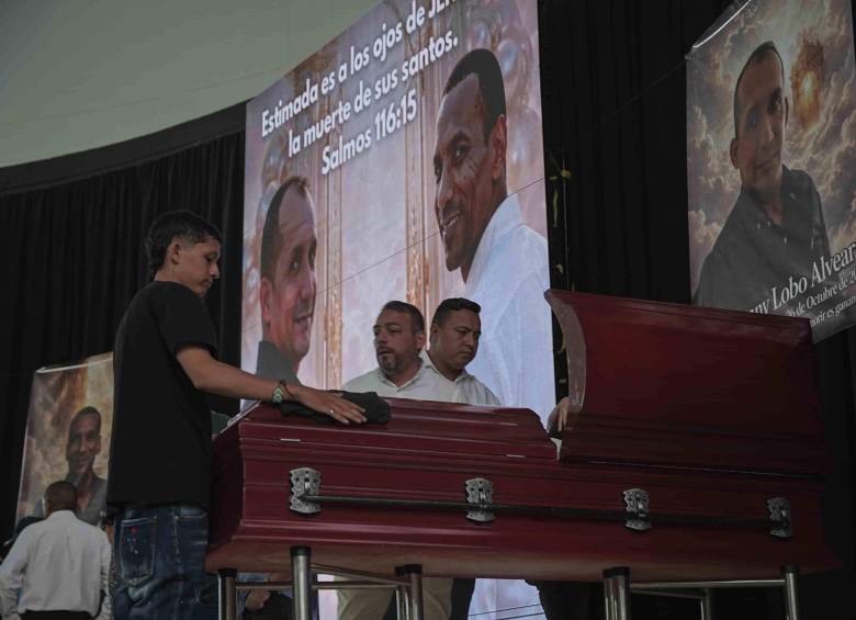 Familiares, amigos y colegas rindieron homenaje a Harold Santana y Geovanny Lobo durante la cámara ardiente realizada en Valledupar. FOTO: Gobernación del Cesar. 