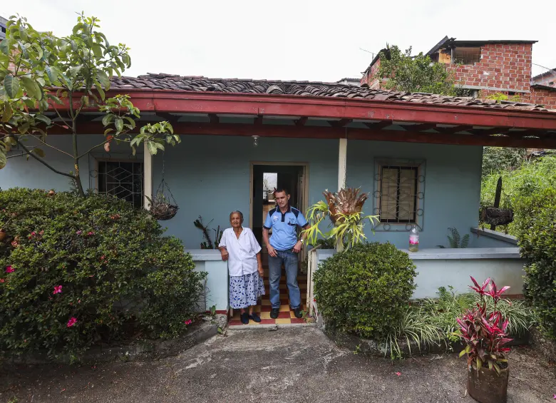 Doña Alicia y su sobrino Pedro en su hermosa casa en el emblemático barrio El Chispero de El Poblado. Ellos serán reubicados en el mismo barrio tras acuerdo con el Distrito. Foto: Manuel Saldarriaga Quintero.